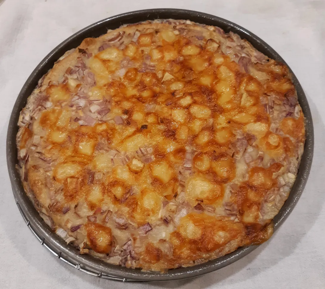 Image of freshly baked Schweizer Käsefladen/Swiss Cheese Bread in pan